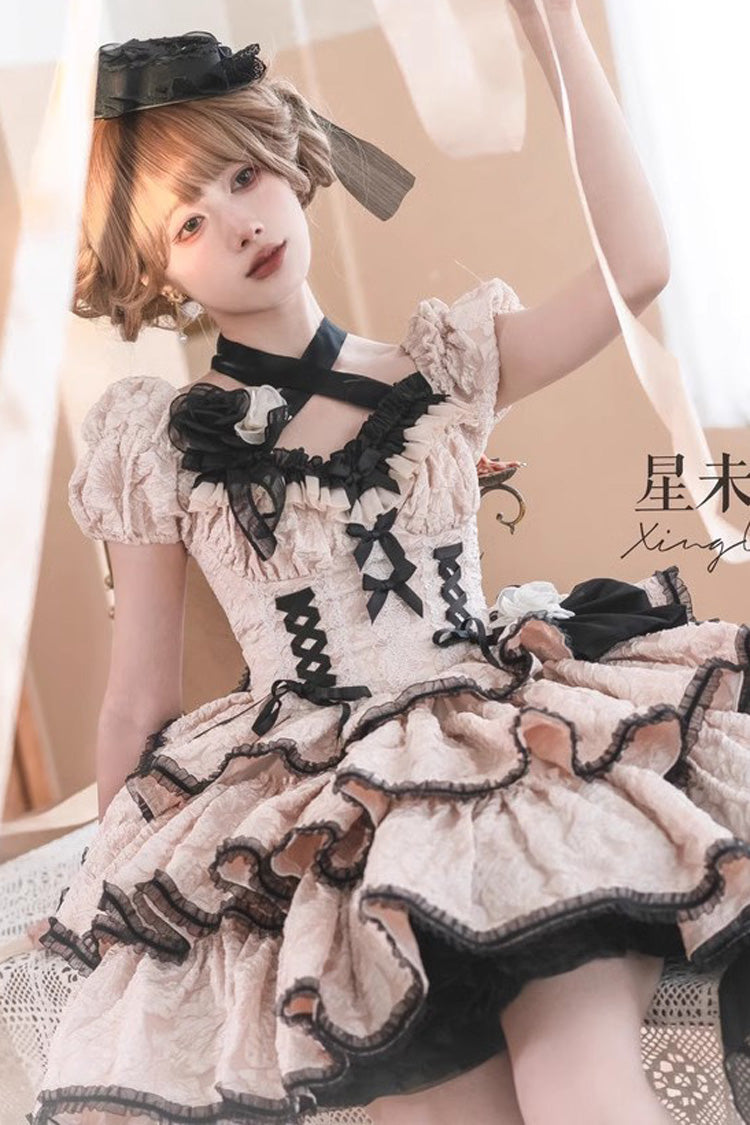 Elfenbeinfarbenes Medea Kiss Gothic Lolita-Kleid mit Stufendesign und kurzen Ärmeln